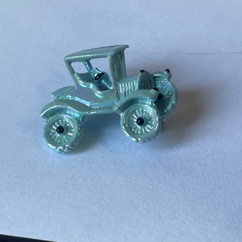 GERRY’S. Vintage Green iridescent Tone Antique Car Brooch Pin